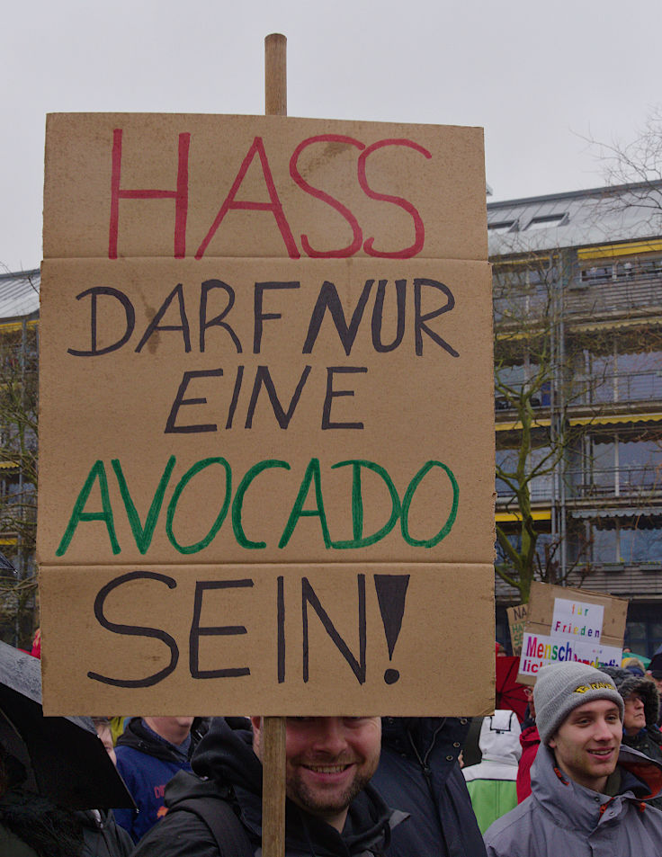 © www.mutbuergerdokus.de: Demonstration 'Krefeld verteidigt rote Linie der Demokratie'