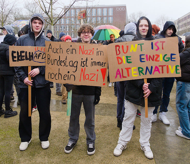 © www.mutbuergerdokus.de: Demonstration 'Krefeld verteidigt rote Linie der Demokratie'