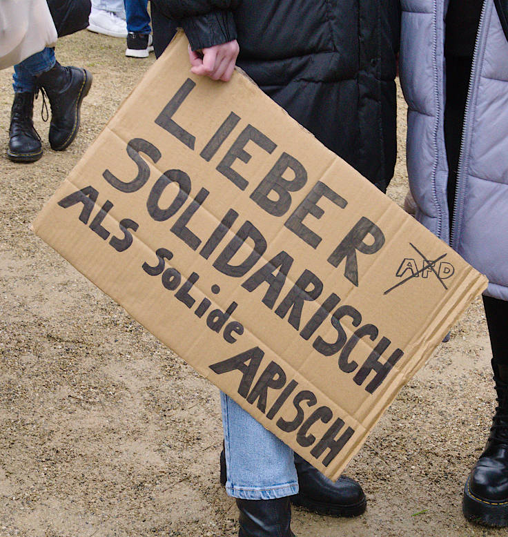 © www.mutbuergerdokus.de: Demonstration 'Krefeld verteidigt rote Linie der Demokratie'