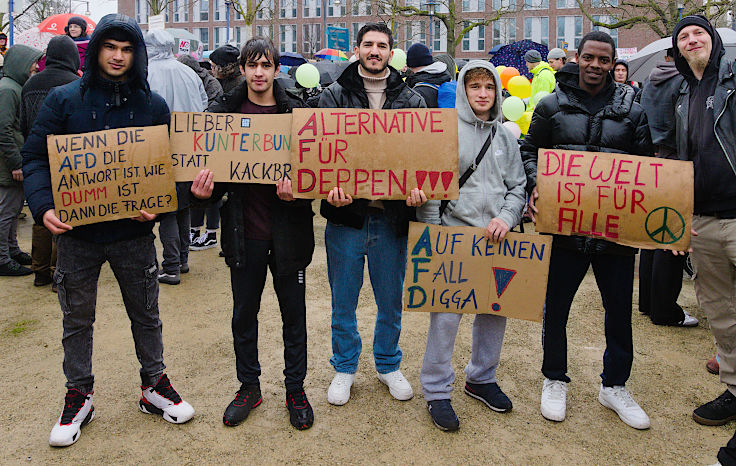 © www.mutbuergerdokus.de: Demonstration 'Krefeld verteidigt rote Linie der Demokratie'