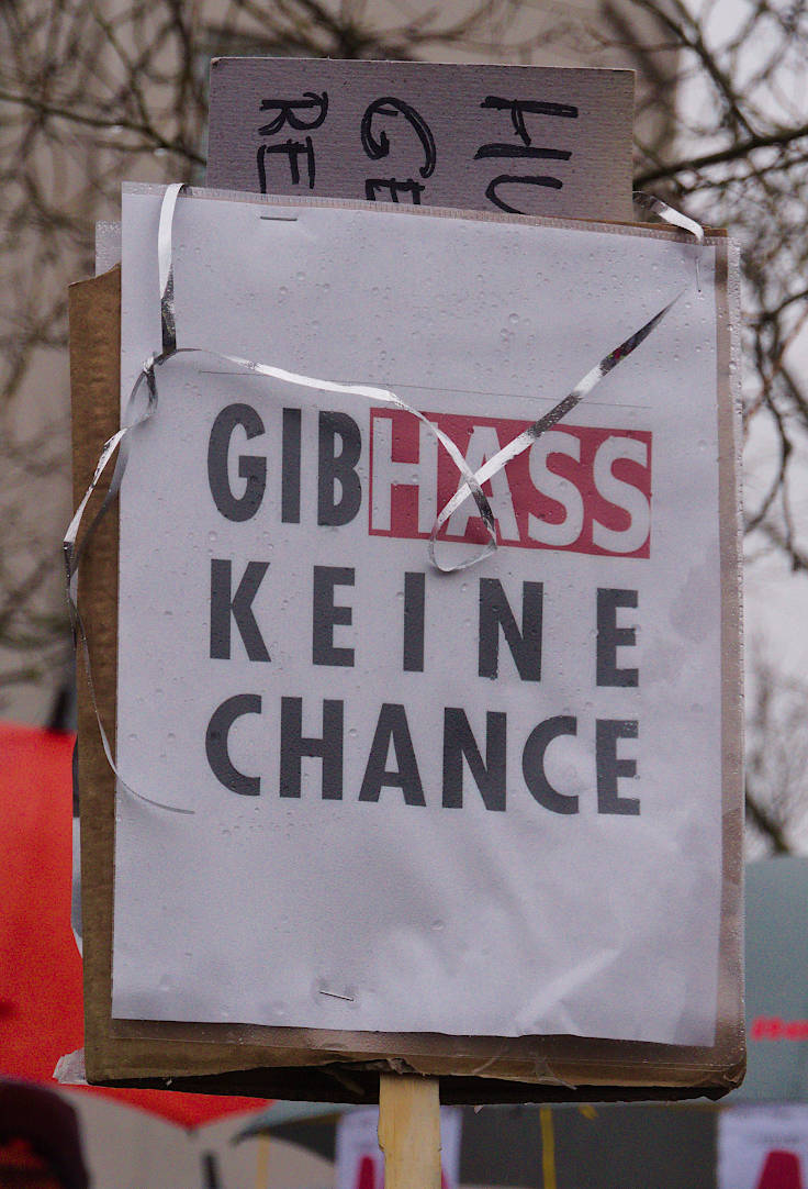 © www.mutbuergerdokus.de: Demonstration 'Krefeld verteidigt rote Linie der Demokratie'