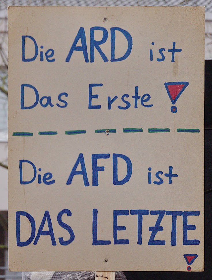 © www.mutbuergerdokus.de: Demonstration 'Krefeld verteidigt rote Linie der Demokratie'