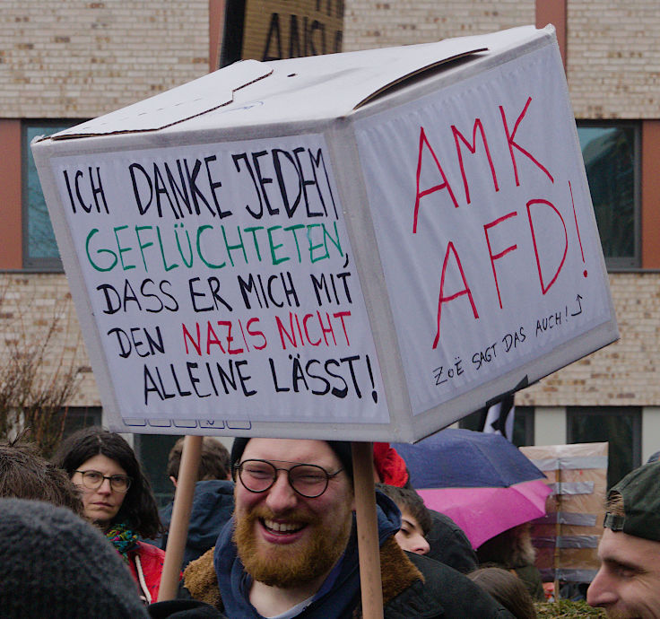 © www.mutbuergerdokus.de: Demonstration 'Krefeld verteidigt rote Linie der Demokratie'