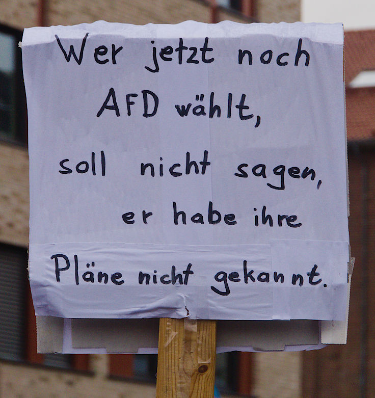 © www.mutbuergerdokus.de: Demonstration 'Krefeld verteidigt rote Linie der Demokratie'