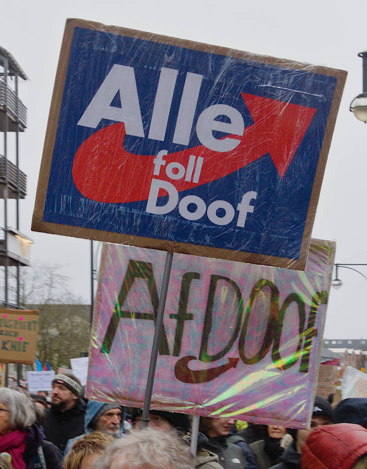 © www.mutbuergerdokus.de: Demonstration 'Krefeld verteidigt rote Linie der Demokratie'