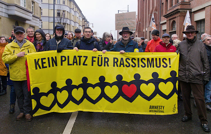 © www.mutbuergerdokus.de: Demonstration 'Krefeld verteidigt rote Linie der Demokratie'