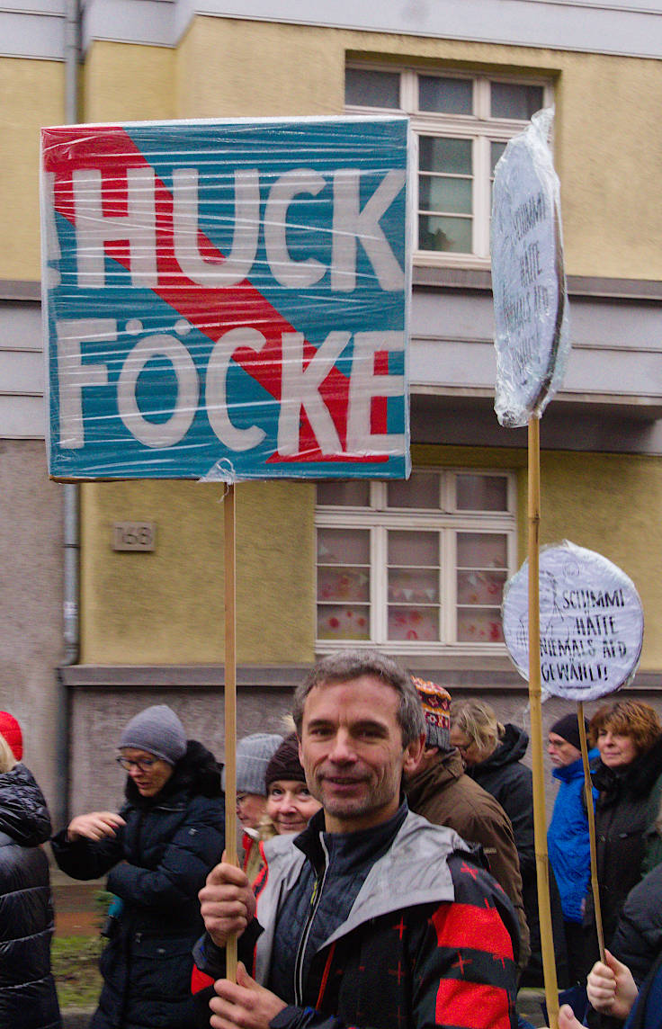 © www.mutbuergerdokus.de: Demonstration 'Krefeld verteidigt rote Linie der Demokratie'