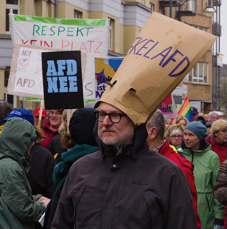 © www.mutbuergerdokus.de: Demonstration 'Krefeld verteidigt rote Linie der Demokratie'