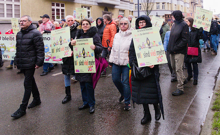 © www.mutbuergerdokus.de: Demonstration 'Krefeld verteidigt rote Linie der Demokratie'