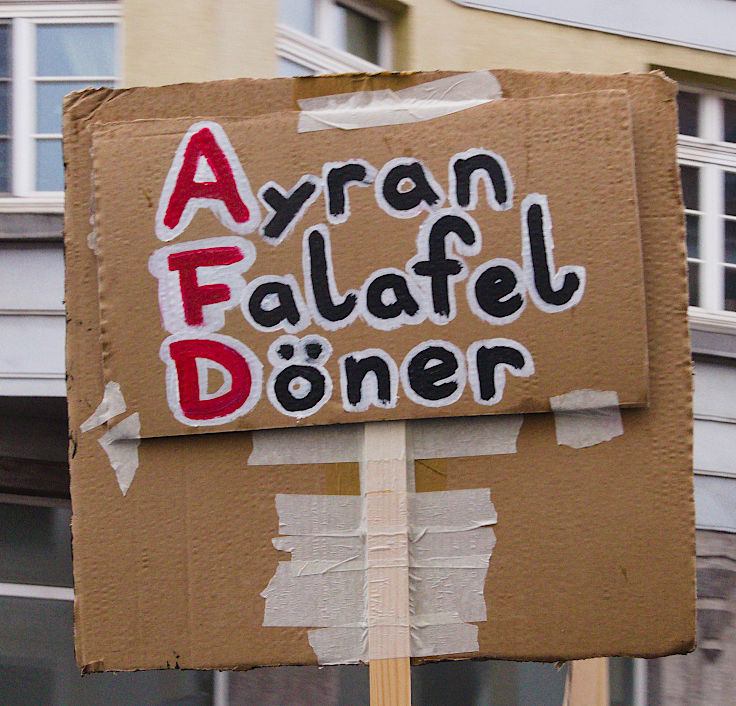 © www.mutbuergerdokus.de: Demonstration 'Krefeld verteidigt rote Linie der Demokratie'
