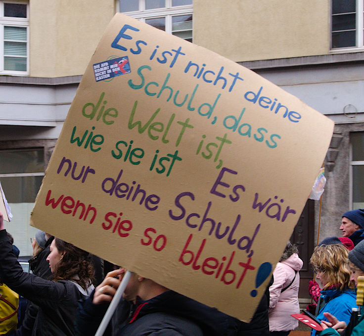 © www.mutbuergerdokus.de: Demonstration 'Krefeld verteidigt rote Linie der Demokratie'