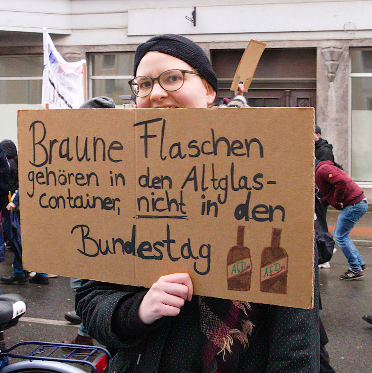 © www.mutbuergerdokus.de: Demonstration 'Krefeld verteidigt rote Linie der Demokratie'