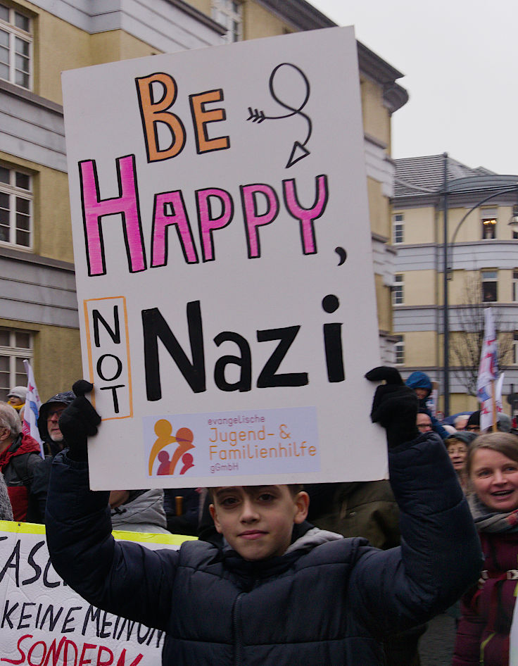 © www.mutbuergerdokus.de: Demonstration 'Krefeld verteidigt rote Linie der Demokratie'