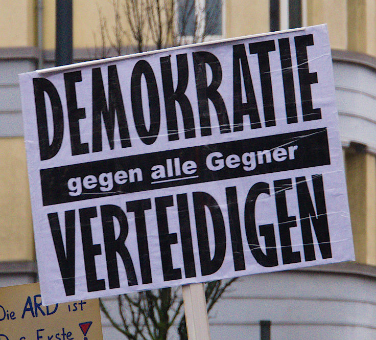© www.mutbuergerdokus.de: Demonstration 'Krefeld verteidigt rote Linie der Demokratie'