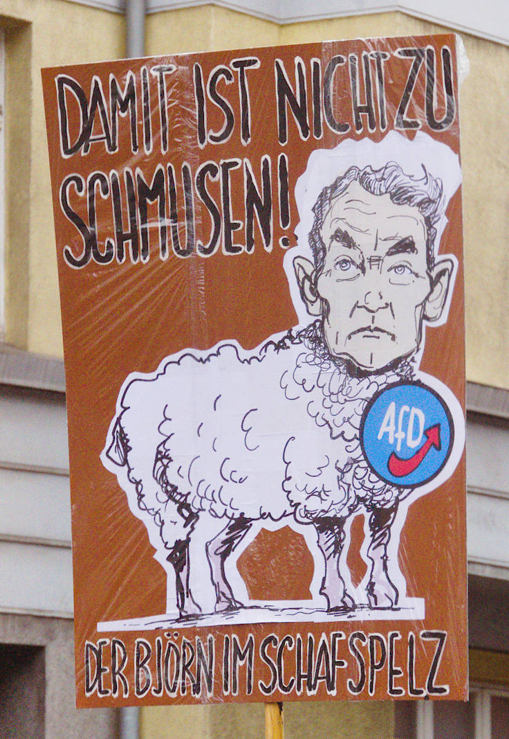 © www.mutbuergerdokus.de: Demonstration 'Krefeld verteidigt rote Linie der Demokratie'