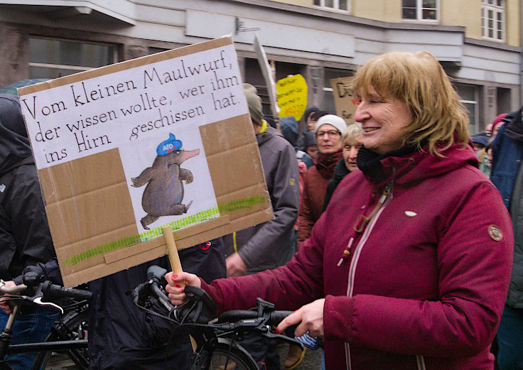 © www.mutbuergerdokus.de: Demonstration 'Krefeld verteidigt rote Linie der Demokratie'