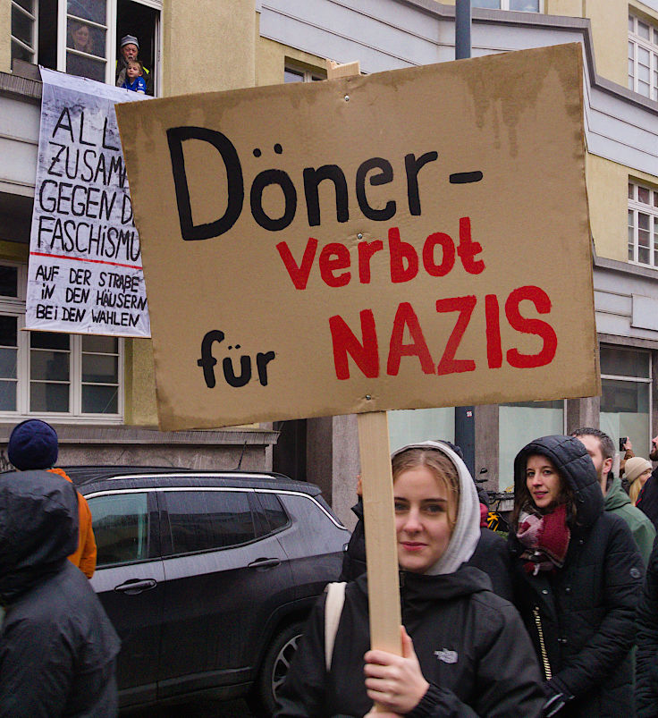 © www.mutbuergerdokus.de: Demonstration 'Krefeld verteidigt rote Linie der Demokratie'