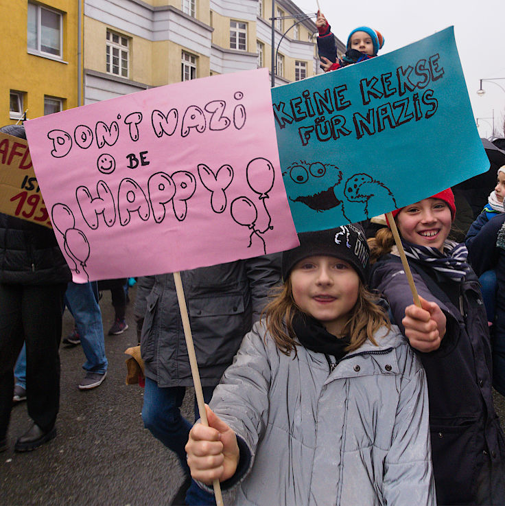 © www.mutbuergerdokus.de: Demonstration 'Krefeld verteidigt rote Linie der Demokratie'