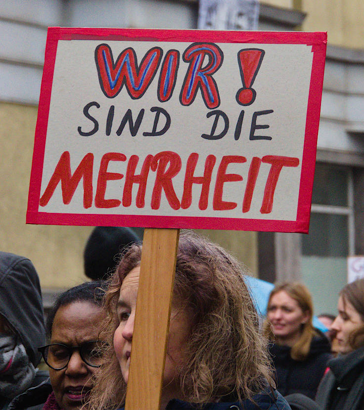 © www.mutbuergerdokus.de: Demonstration 'Krefeld verteidigt rote Linie der Demokratie'