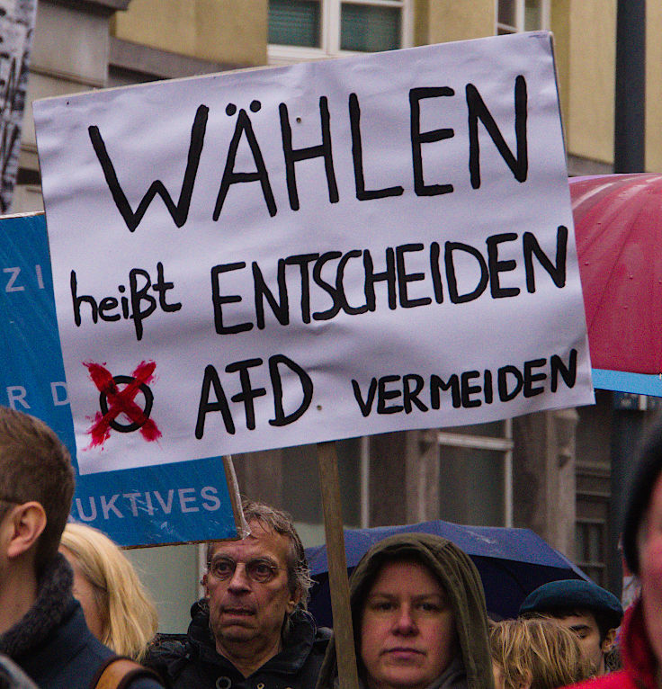 © www.mutbuergerdokus.de: Demonstration 'Krefeld verteidigt rote Linie der Demokratie'