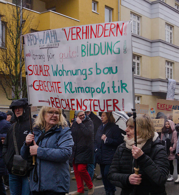 © www.mutbuergerdokus.de: Demonstration 'Krefeld verteidigt rote Linie der Demokratie'