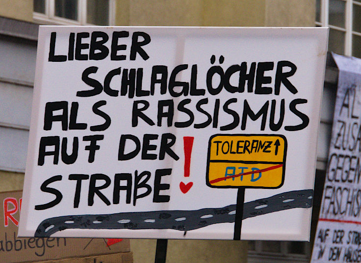 © www.mutbuergerdokus.de: Demonstration 'Krefeld verteidigt rote Linie der Demokratie'