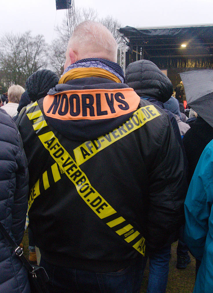 © www.mutbuergerdokus.de: Demonstration 'Krefeld verteidigt rote Linie der Demokratie'