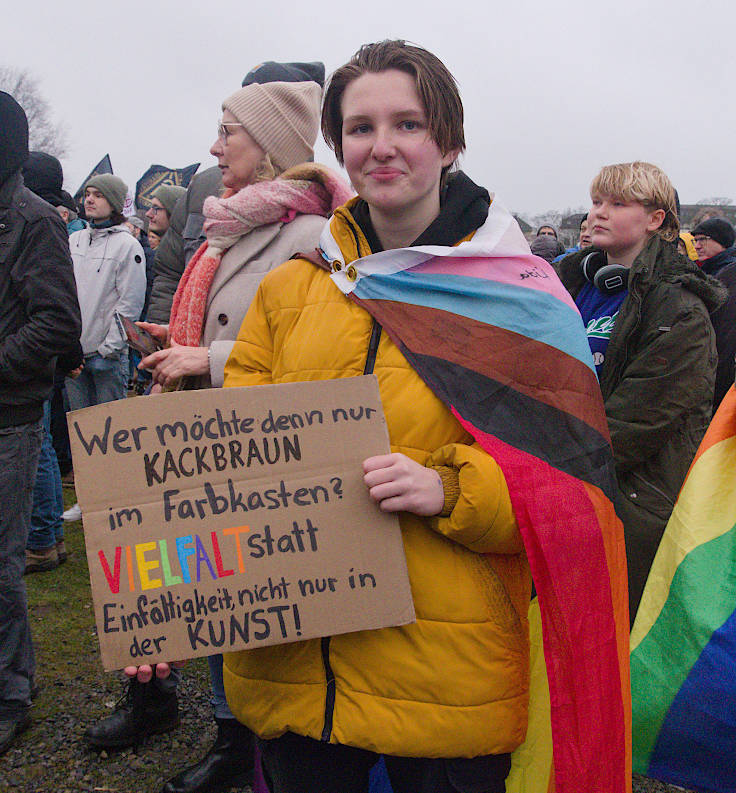 © www.mutbuergerdokus.de: Demonstration 'Krefeld verteidigt rote Linie der Demokratie'