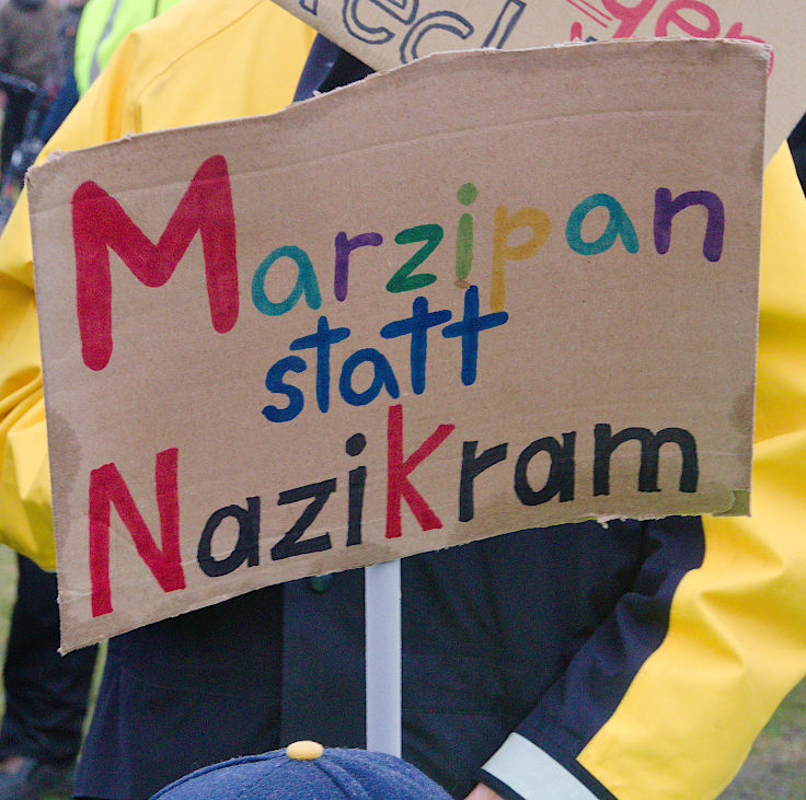 © www.mutbuergerdokus.de: Demonstration 'Krefeld verteidigt rote Linie der Demokratie'