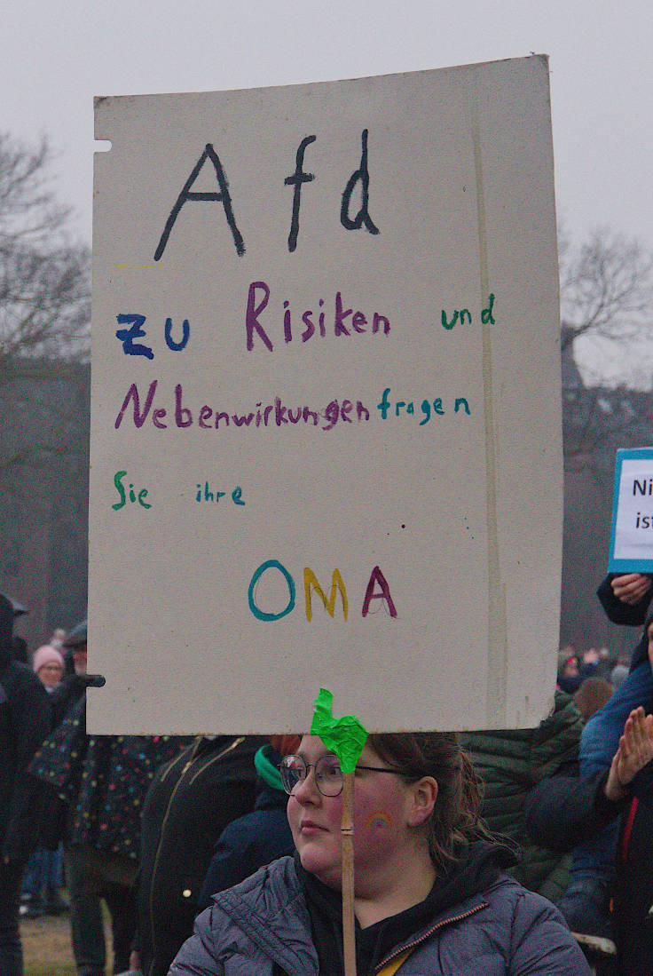 © www.mutbuergerdokus.de: Demonstration 'Krefeld verteidigt rote Linie der Demokratie'
