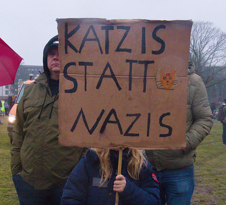 © www.mutbuergerdokus.de: Demonstration 'Krefeld verteidigt rote Linie der Demokratie'