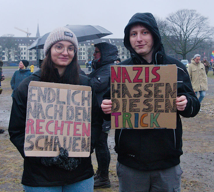 © www.mutbuergerdokus.de: Demonstration 'Krefeld verteidigt rote Linie der Demokratie'