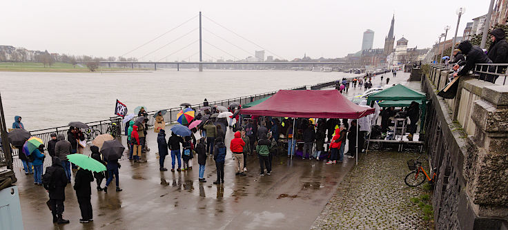 © www.mutbuergerdokus.de: Düsseldorf stellt sich quer: Protestwand gegen die AfD