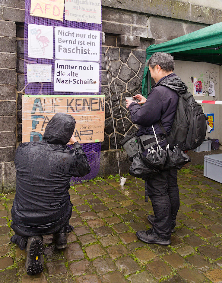 © www.mutbuergerdokus.de: Düsseldorf stellt sich quer: Protestwand gegen die AfD