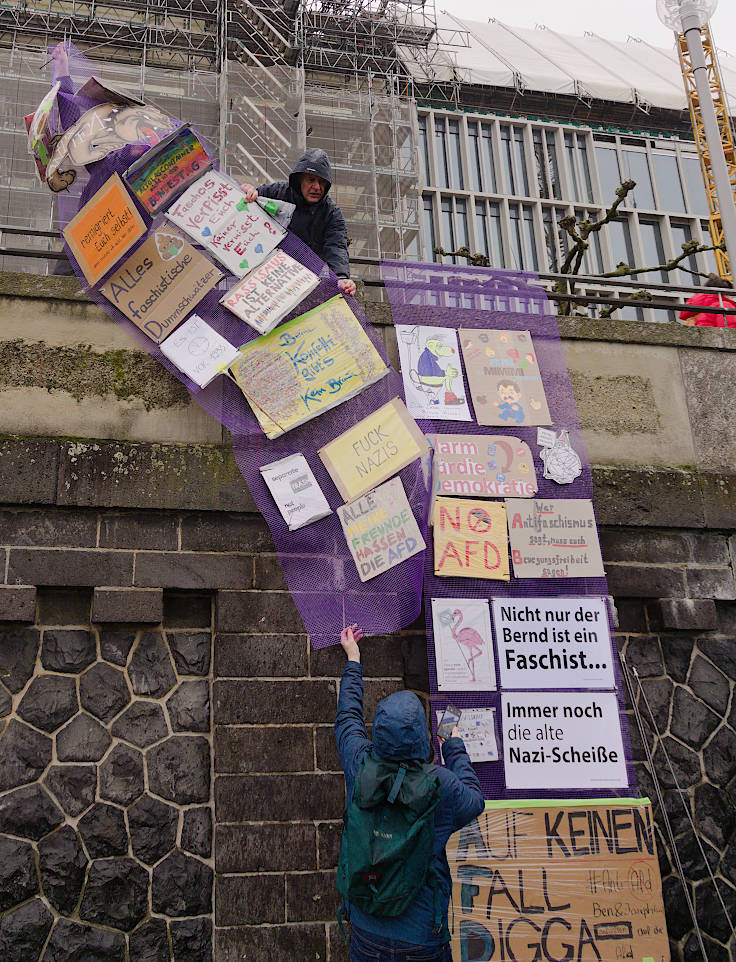 © www.mutbuergerdokus.de: Düsseldorf stellt sich quer: Protestwand gegen die AfD