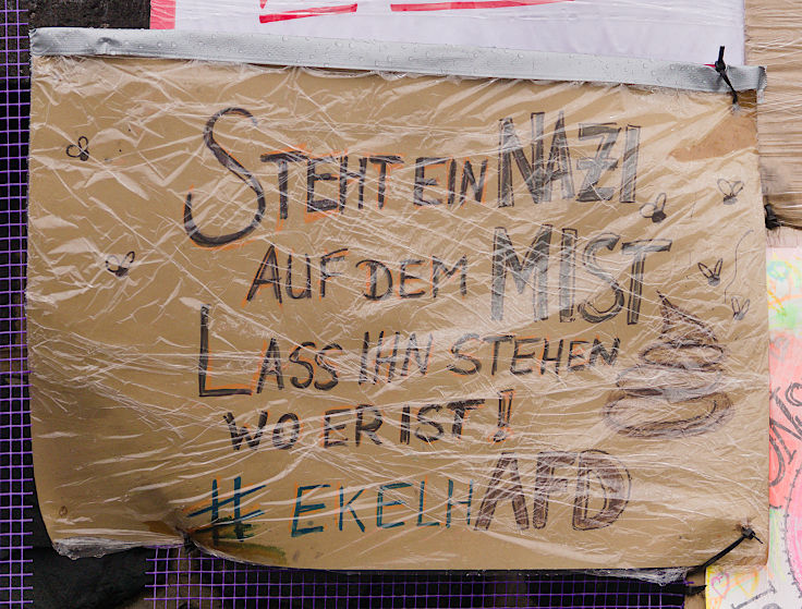 © www.mutbuergerdokus.de: Düsseldorf stellt sich quer: Protestwand gegen die AfD