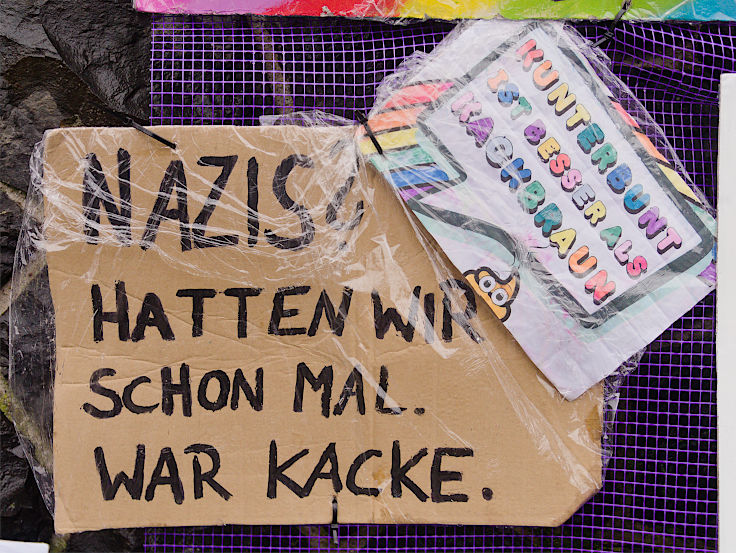 © www.mutbuergerdokus.de: Düsseldorf stellt sich quer: Protestwand gegen die AfD