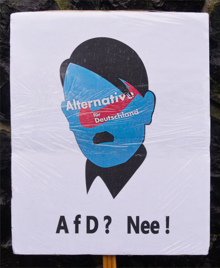 © www.mutbuergerdokus.de: Düsseldorf stellt sich quer: Protestwand gegen die AfD