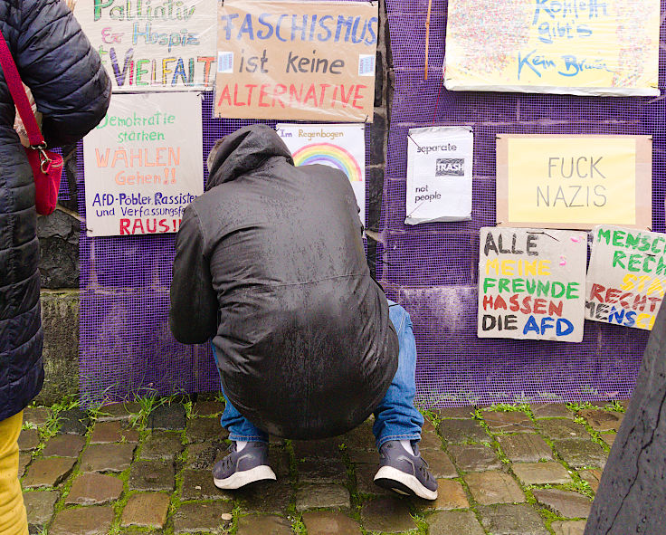 © www.mutbuergerdokus.de: Düsseldorf stellt sich quer: Protestwand gegen die AfD