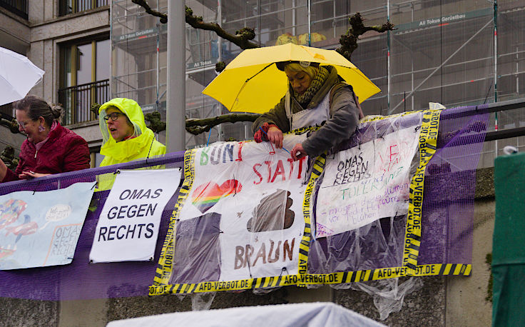 © www.mutbuergerdokus.de: Düsseldorf stellt sich quer: Protestwand gegen die AfD