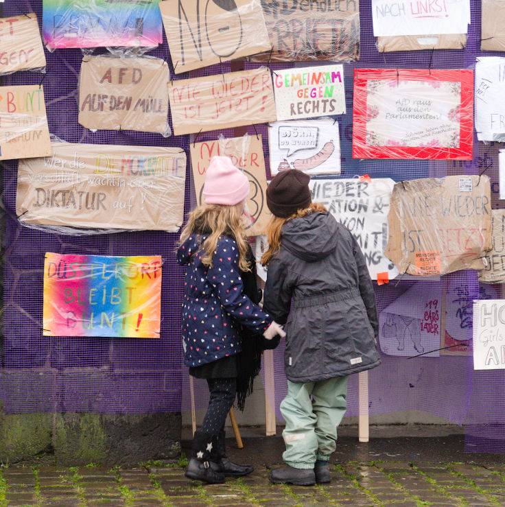 © www.mutbuergerdokus.de: Düsseldorf stellt sich quer: Protestwand gegen die AfD