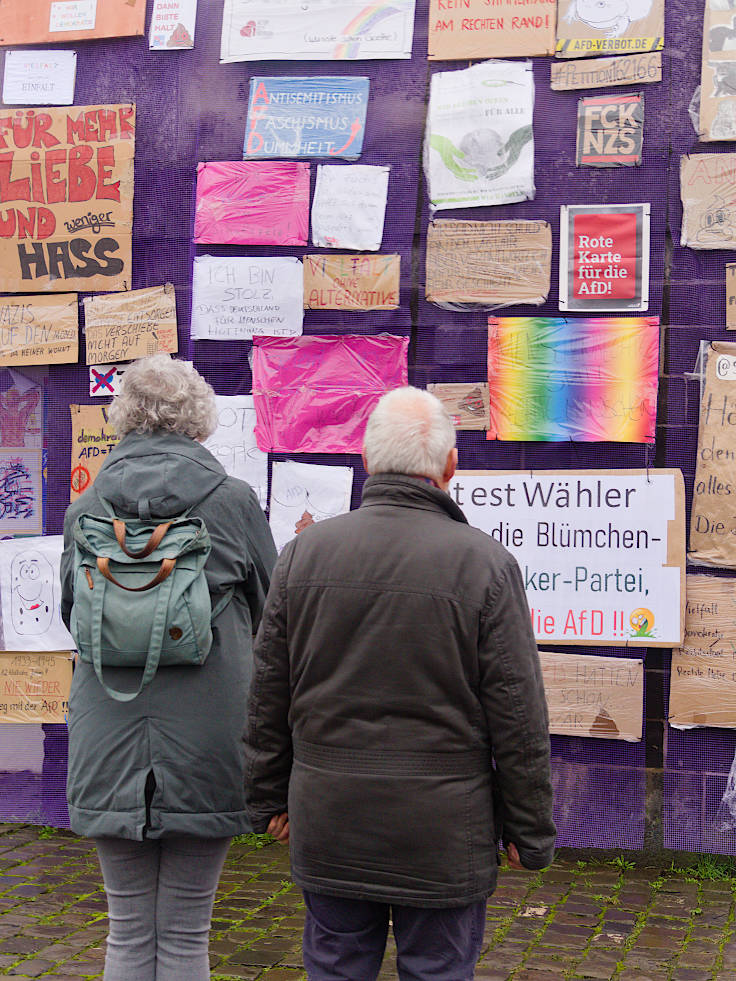 © www.mutbuergerdokus.de: Düsseldorf stellt sich quer: Protestwand gegen die AfD