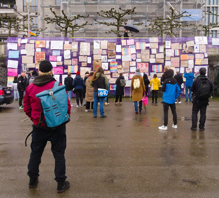 © www.mutbuergerdokus.de: Düsseldorf stellt sich quer: Protestwand gegen die AfD