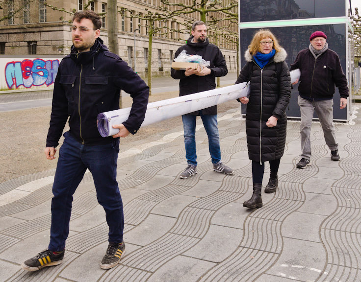 © www.mutbuergerdokus.de: Düsseldorf stellt sich quer weiht mit Katharina Mayer die neue 'Wall of Protest' ein