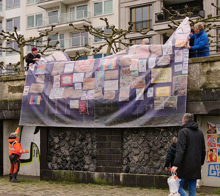 © www.mutbuergerdokus.de: Düsseldorf stellt sich quer weiht mit Katharina Mayer die neue 'Wall of Protest' ein