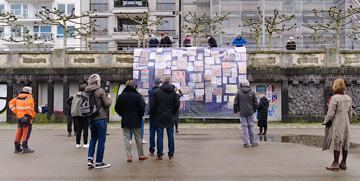 © www.mutbuergerdokus.de: Düsseldorf stellt sich quer weiht mit Katharina Mayer die neue 'Wall of Protest' ein