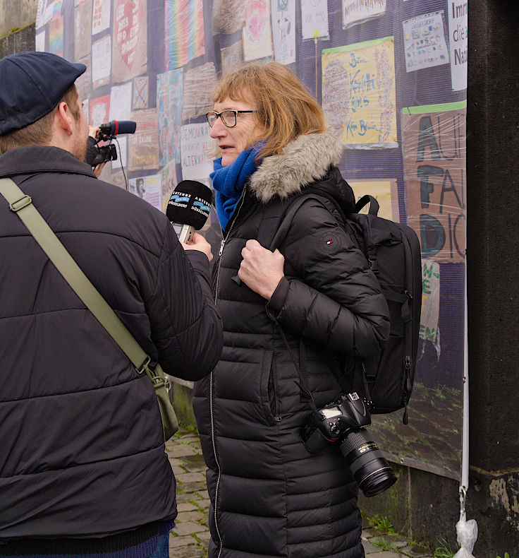 © www.mutbuergerdokus.de: Düsseldorf stellt sich quer weiht mit Katharina Mayer die neue 'Wall of Protest' ein