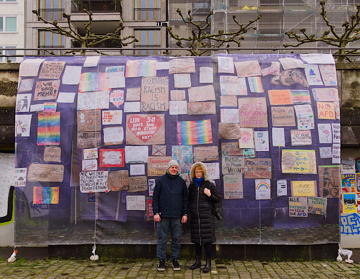 © www.mutbuergerdokus.de: Düsseldorf stellt sich quer weiht mit Katharina Mayer die neue 'Wall of Protest' ein