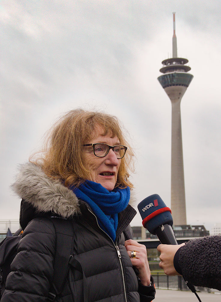 © www.mutbuergerdokus.de: Düsseldorf stellt sich quer weiht mit Katharina Mayer die neue 'Wall of Protest' ein