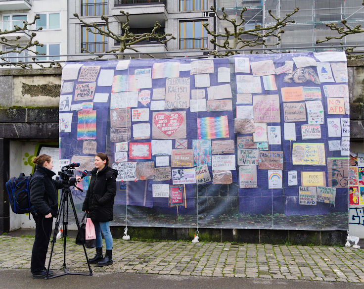 © www.mutbuergerdokus.de: Düsseldorf stellt sich quer weiht mit Katharina Mayer die neue 'Wall of Protest' ein